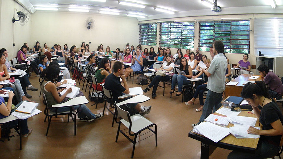 Diploma Superior: Investimento Educacional ou Necessidade Obsoleta? Uma Análise Crítica da Relevância Acadêmica na Era Digital 1 Diploma Superior: Investimento Educacional ou Necessidade Obsoleta? Uma Análise Crítica da Relevância Acadêmica na Era Digital