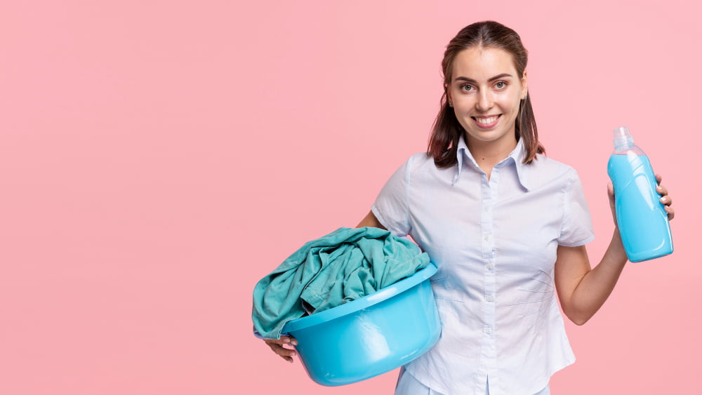 6 erros comuns que cometemos ao lavar roupa em casa! 4 front view woman holding laundry basket detergent