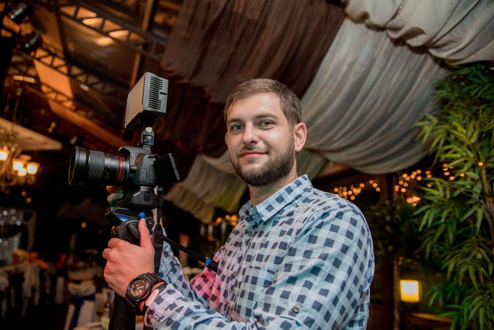 Dicas para criar os melhores vídeos para redes sociais 5 man with beard camera monopod