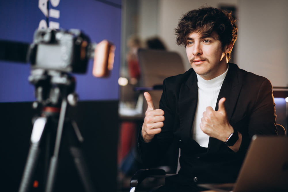 Dicas para criar os melhores vídeos para redes sociais 3 young male blogger recording station 1