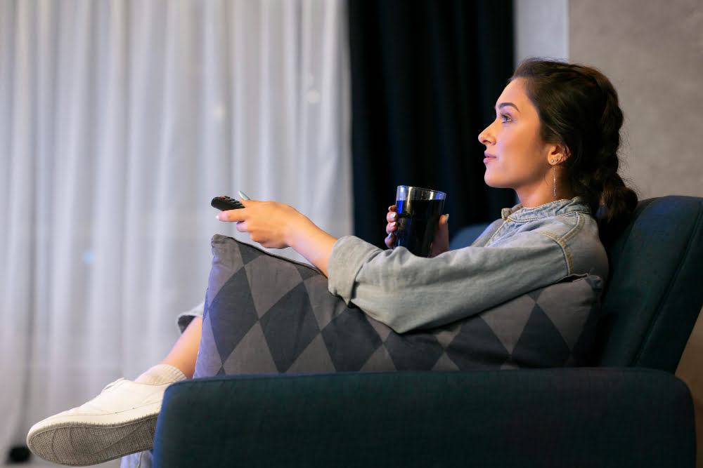 Qual é a melhor tv por assinatura do Brasil hoje 2 young woman watching streaming service home