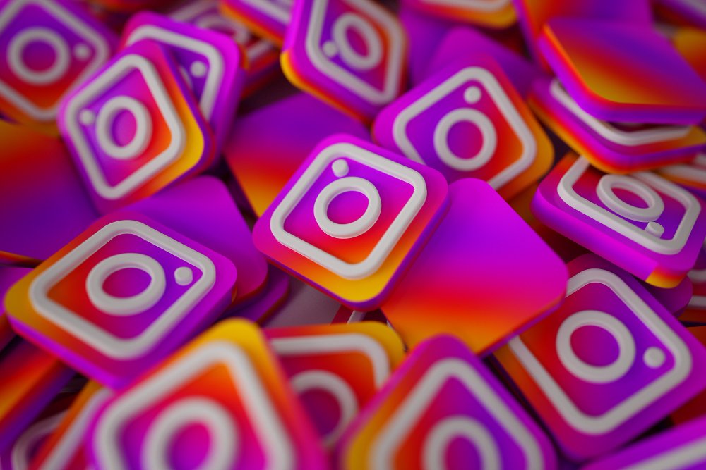 3 dos melhores sites para baixar vídeos do Instagram 3 pile 3d instagram logos 1