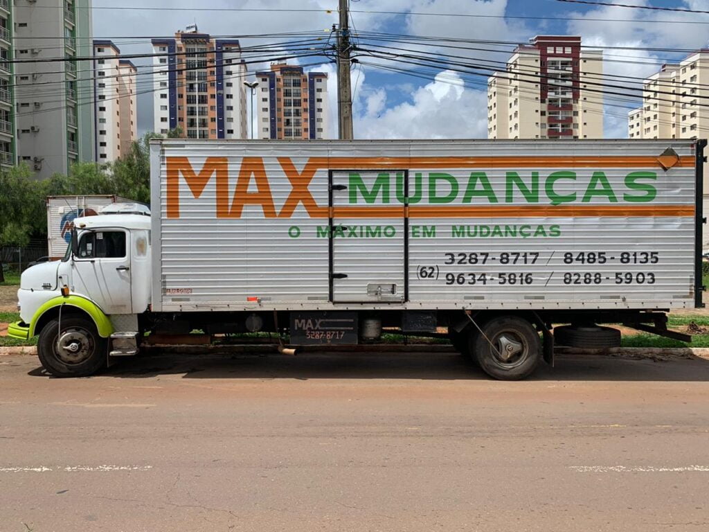 Caminhao de mudancas no Parque das Laranjeiras