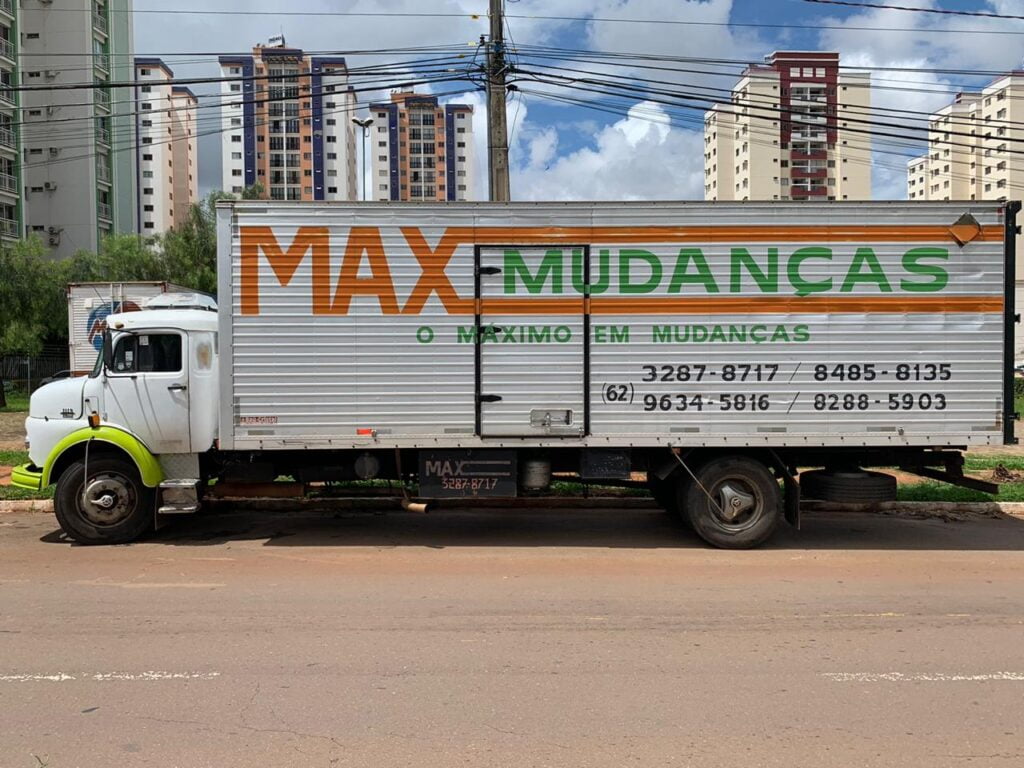 Caminhao de mudancas no Parque das Laranjeiras