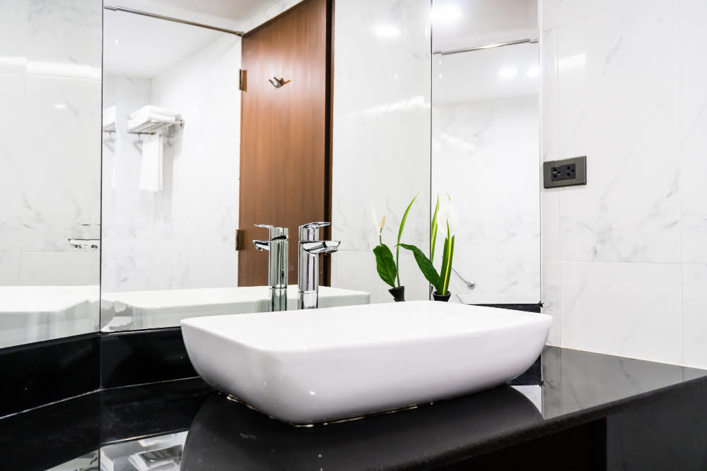 Truques para limpar o banheiro 3 sink faucet