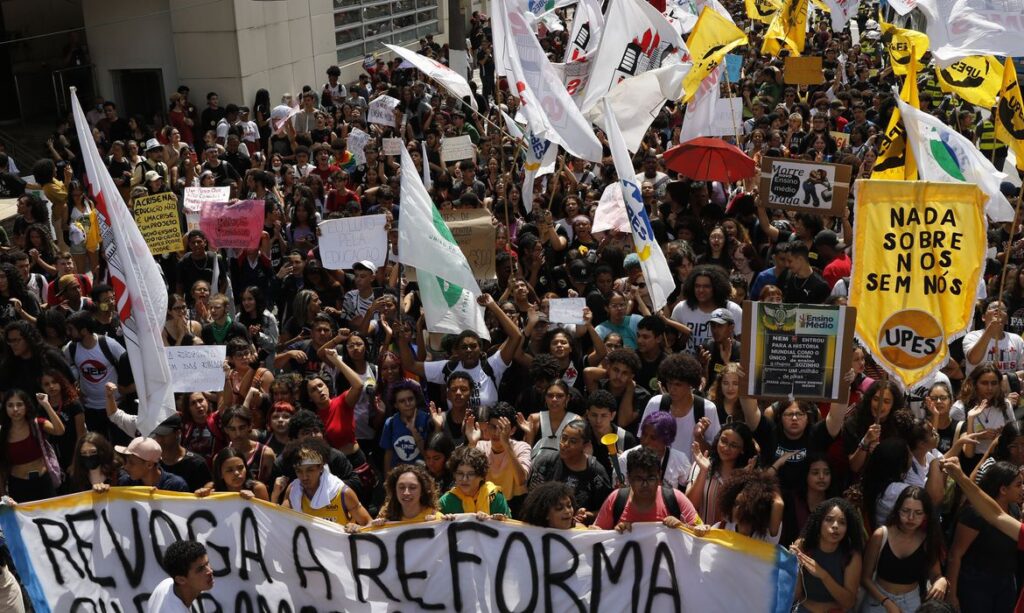 Reformas e Avanços no Ensino Médio: O Papel do MEC na Transformação da Educação Brasileira 1 Reformas e Avancos no Ensino Medio O Papel do MEC na Transformacao da Educacao Brasileira