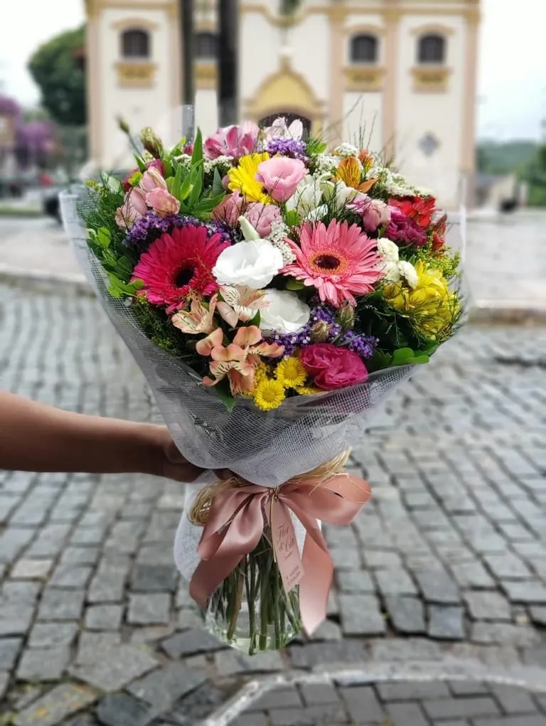 Arte Floral: Criando Buquês Personalizados que Contam uma História 2 Buque de Flores