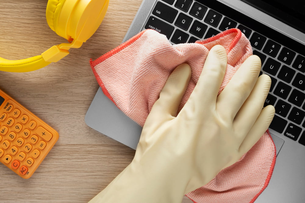 Qual a importância do uso de EPI para realizar limpeza profissional? 1 still life office cleaning process