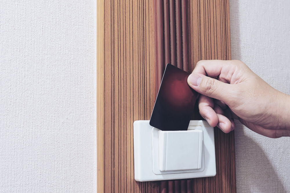 homem por chave cartao interruptor em quarto hotel