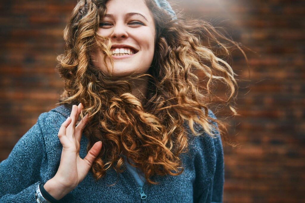 Como deixar o cabelo sem frizz? 4 cabelos ondulados