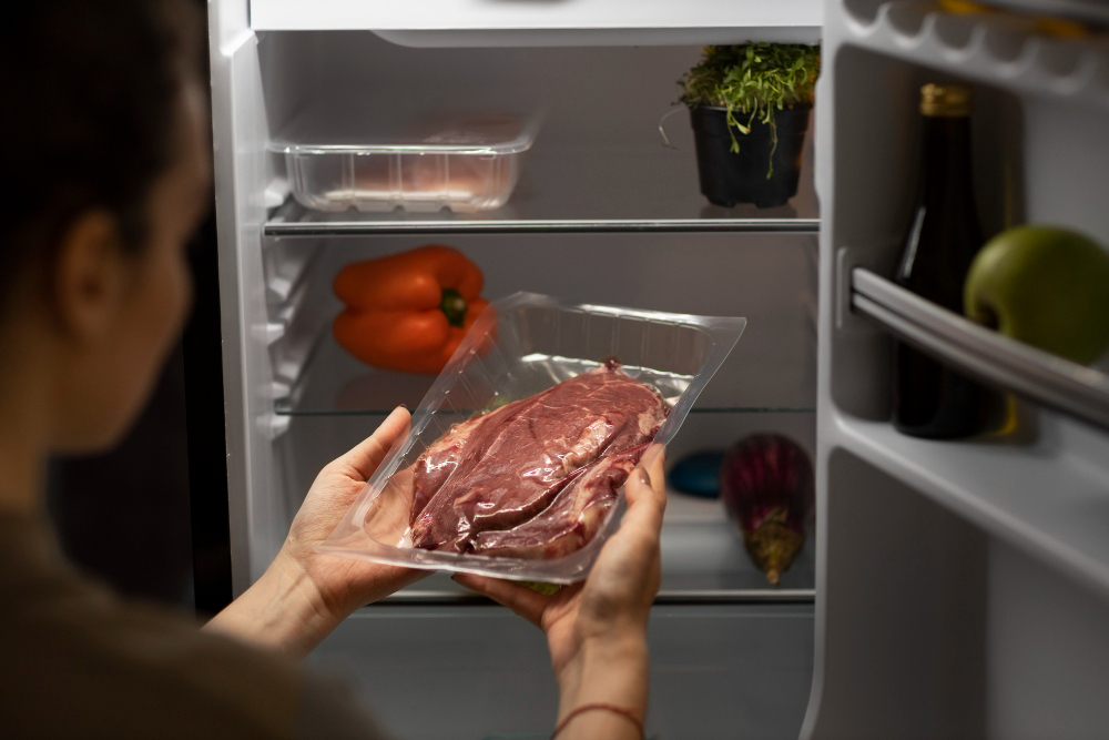 Por que os alimentos estragando na geladeira são tão comuns? 3 carne geladeira